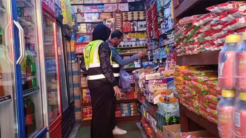 حملة مكبرة لمحلي قنا لضبط التراخيص والإشغالات ومصادرة الألعاب النارية