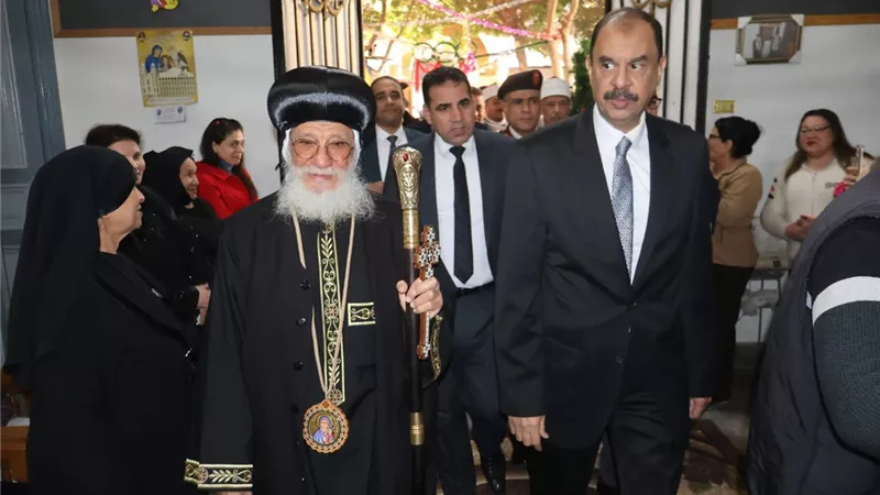محافظ سوهاج يختتم الجولة بتهنئة الأقباط بمطرانيات طما وطهطا وكنيسة المراغة