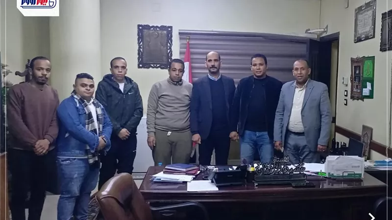 بعد فيديو التوبيخ المتداول.. رئيس مدينة نجع حمادي يلتقي عمال مطعم الطعمية 