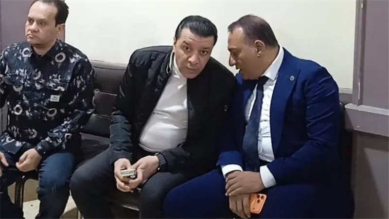 مصطفى كامل يقدم واجب العزاء لأسرة الفنان الراحل ناصر صقر