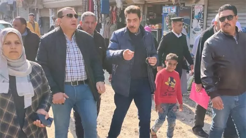 إزالة التند والأرصفة المخالفة ورفع إشغالات الباعة الجائلين بكفر الدوار