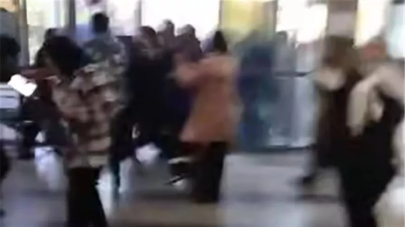 بيضـربوا بعض قدام المريض.. مشاجرة عنيفة داخل مستشفى كفر شكر بالقليوبية