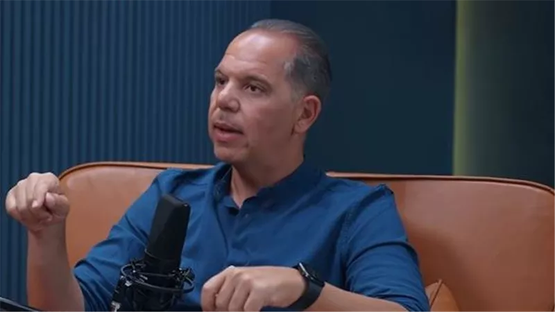 رامي إمام يكشف رأيه في تصريحات شقيقه عن الأعلى أجرًا |فيديو