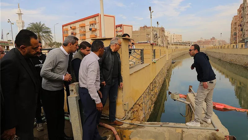 جولة وزير الري ومحافظ السويس لمتابعة أعمال الصيانة والتطهير للترع والمحطات