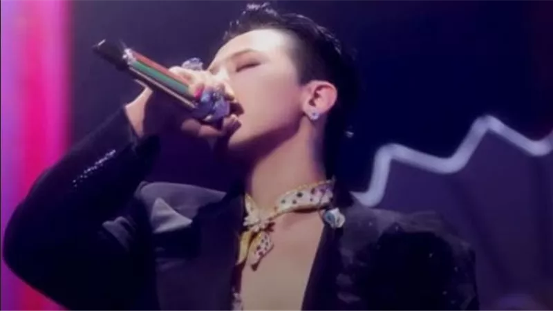 تحتوي على 209 قيراطا.. سلسلة مغني الراب الكوري G-Dragon تثير ضجة
