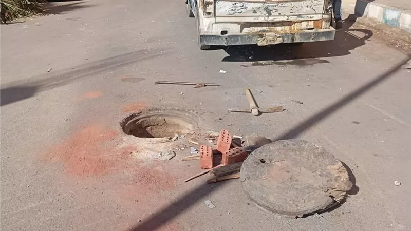 استمرار حملات النظافة وإصلاح مرافق الصرف الصحي بحي السويس