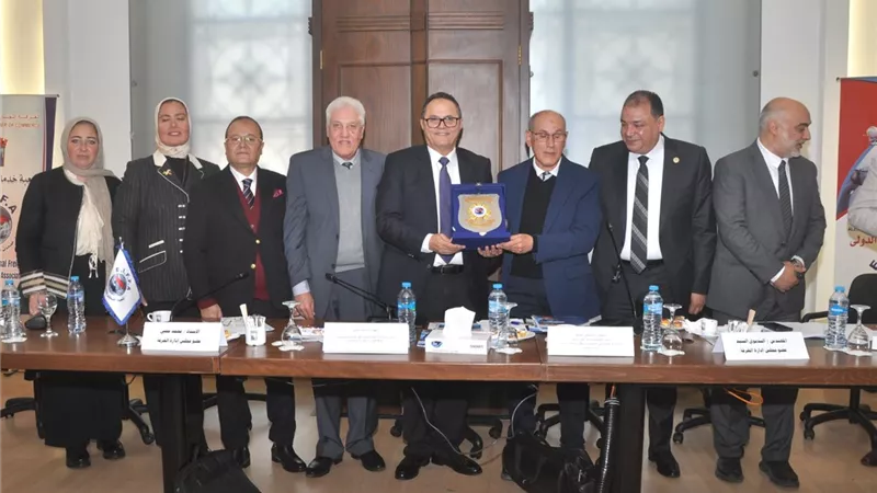 ندوة بالغرفة التجارية في الإسكندرية تكشف سيطرة 10 شركات علي الموانئ في العالم