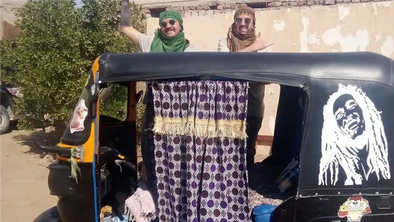 بوب مارلي الأقصر.. شاب بسيط يحوّل «التوكتوك» إلى وسيلة دعاية سياحية عالمية