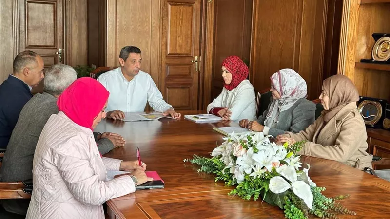 محافظ السويس يبحث مشاكل المزارعين بالأراضي المستصلحة بقرية الشلوفة