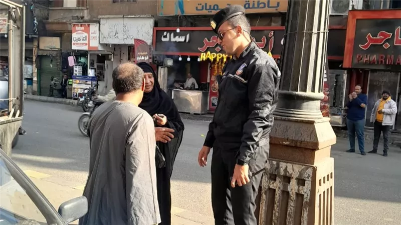 اطمني يا حاجة.. ضابط مرور بالأقصر يضرب مثالًا في الإنسانية قبل تطبيق القانون