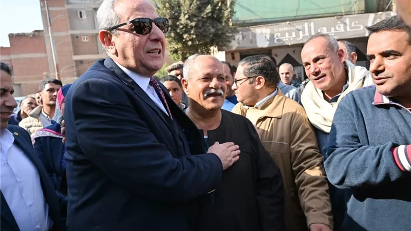 محافظ الغربية يجوب شوارع قرية إبشواي يستمع ويستجيب لشكاوى الأهالي