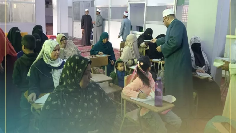 مدير أوقاف أسوان يسلم الكتب المقررة على دارسي مركز إعداد المحفظين 
