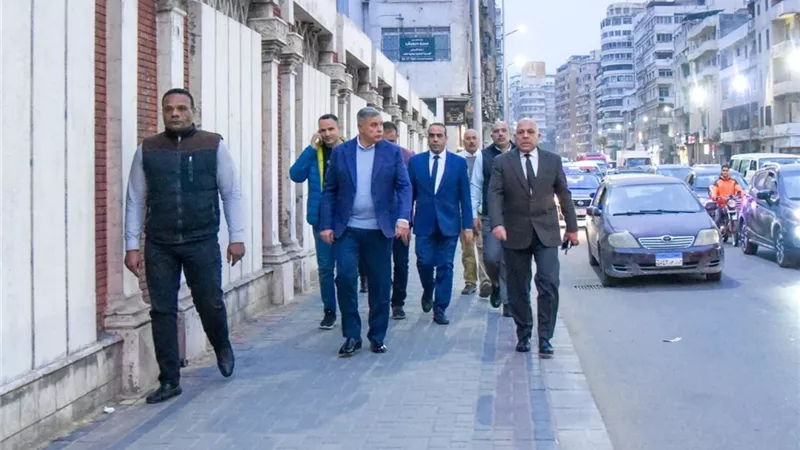 محافظ الإسكندرية يتفقد توسعة شارع أبو قير وإزالة كوبري المشاة بسيدي جابر