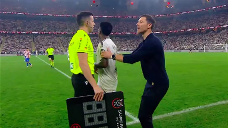 فيديو.. كواليس خناقة سيميوني وفينيسيوس جونيور في مباراة ريال مدريد وأتليتكو
