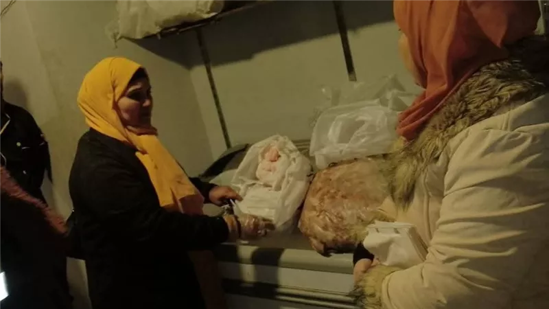 ضبط لحوم فاسدة وسلع مجهولة المصدر قبل تقديمها للزبائن داخل مطعمين في بنها