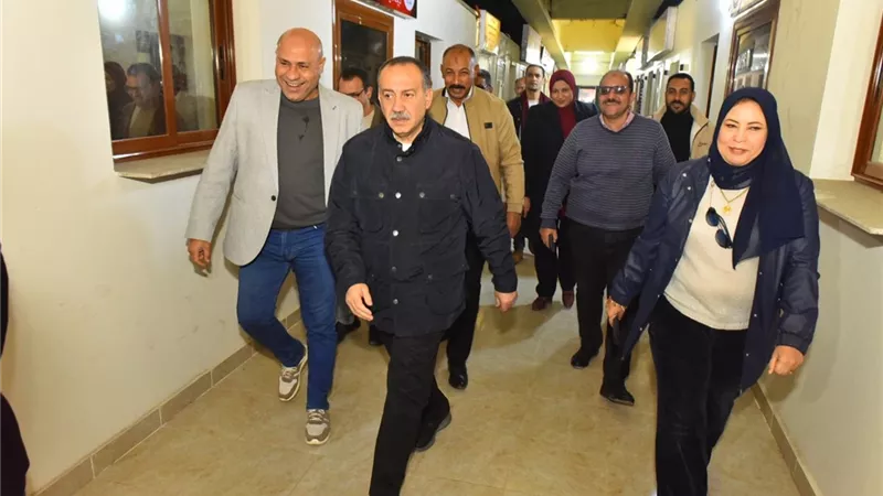 محافظ أسيوط يتفقد اللمسات الأخيرة لمعرض الأسر المنتجة أسفل كوبري فيصل