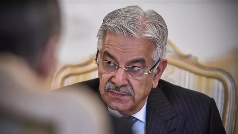 وزير الدفاع الباكستاني يدعو لمعاقبة ترامب واختطاف نتنياهو.. والمذيع يوقف البث