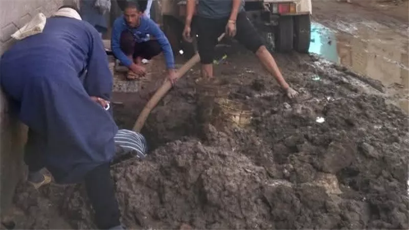 إصلاح هبوط أرضى بأحد شوارع العياط بسبب كسر ماسورة مياه