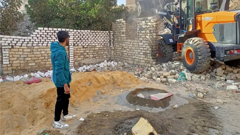 حي الأربعين بالسويس: إزالة مخالفة بناء فى المهد وتكثيف حملات النظافة 