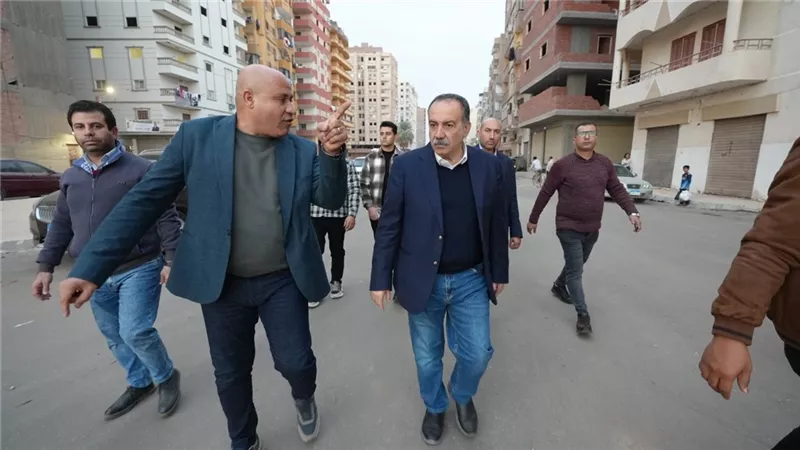 محافظ أسيوط يتابع رصف شارع ترعة عبد الله ويشدد على فتح طرق بديلة لتخفيف الزحام
