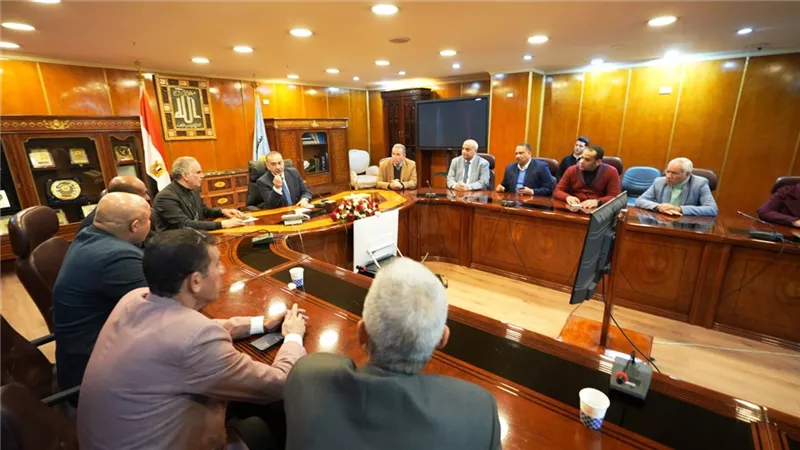 محافظ أسيوط يلتقي أولياء الأمور بمجلس أمناء مدرسة الخياط الثانوية بنات لمناقشة