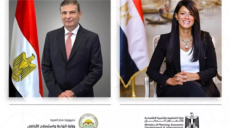 وزيرا الزراعة والتخطيط يصلان محافظة أسوان لتفقد مشروع الاستثمارات الزراعية