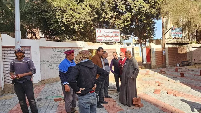 استمرار تركيب بلاط الإنترلوك بشوارع منفلوط بمحافظة أسيوط ضمن خطة 2025/2026