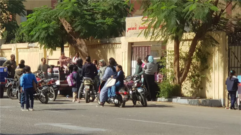 ولا كأنها ثانوية عامة.. قلق وترقب في أول أيام امتحانات للصف الثالث الابتدائى