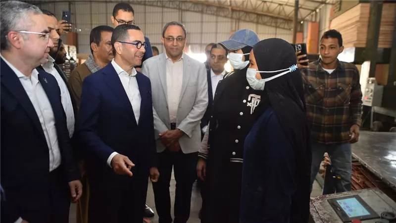 وزير الاستثمار ومحافظ قنا يتفقدان سير العمل بالمنطقة الحرة  