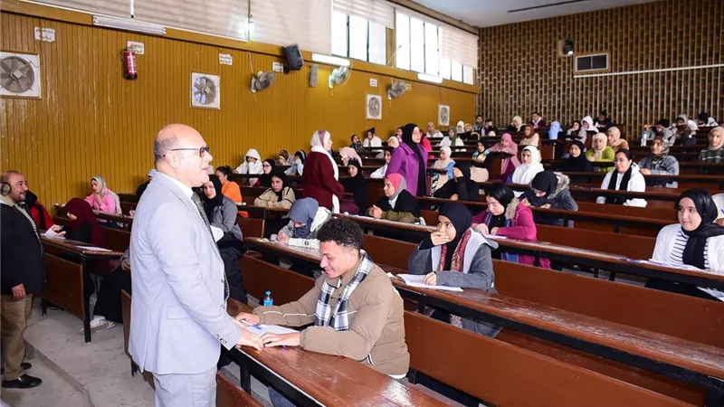 النعماني يواصل متابعته لامتحانات الفصل الدراسي الأول بكلية التربية النوعية 