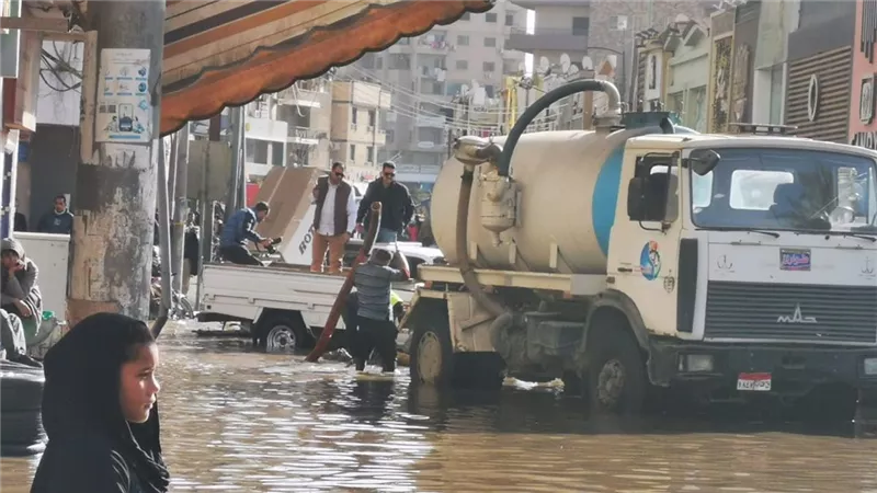 كسر خط مياة رئيسي يربك حركة المرور في مدينة بنها بمحافظة القليوبية 