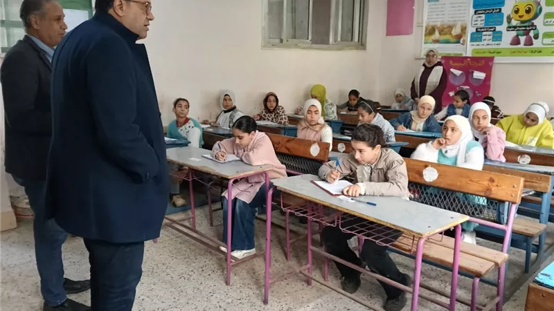 وكيل تعليم الغربية يتابع امتحانات النقل .. لا تهاون مع الغش أو المخالفات