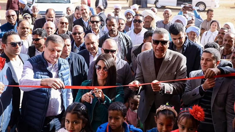 وزيرا الزراعة والتخطيط ومحافظ أسوان يفتتحون محطة الزهراء للطاقة الشمسية