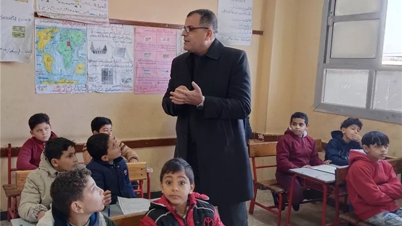 مدير تعليم دمياط يتفقد لجان كفر البطيخ وكفر سعد ويطمئن الطلاب