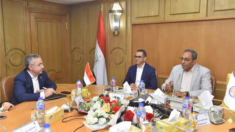 وزير الاستثمار يناقش مع محافظ قنا فرص الاستثمار بالمحافظة