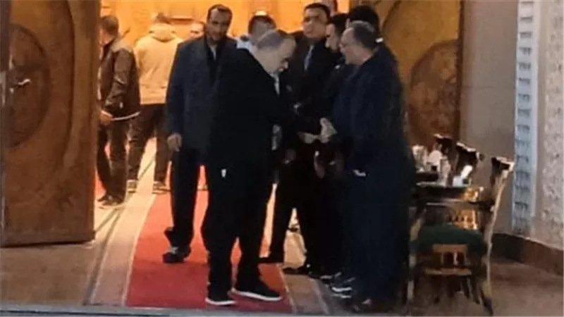 أشرف زكي يقدم واجب العزاء للمخرج حسني صالح في وفاة والدته بمسجد الشرطة
