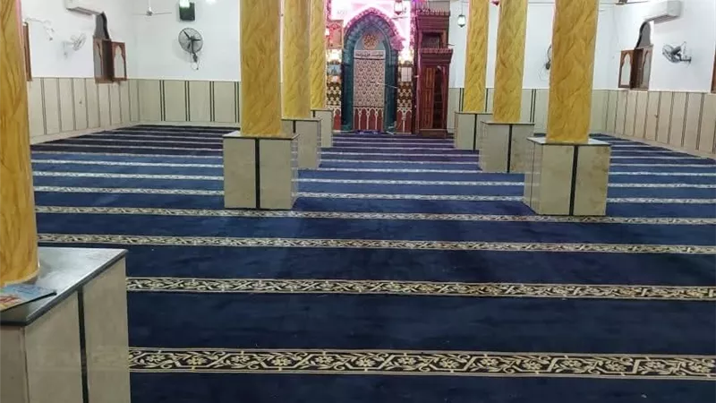 استعدادا لافتتاحه.. فرش مسجد الحاجر الشرقي بأوقاف القرنة