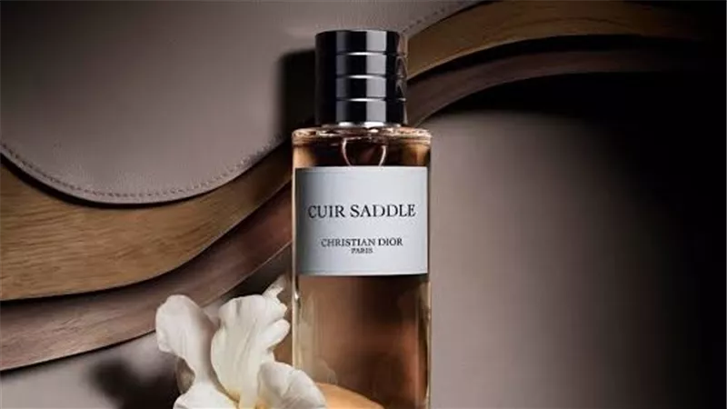 Saddle: عطر الجلد العصري من La Collection Privée ديور