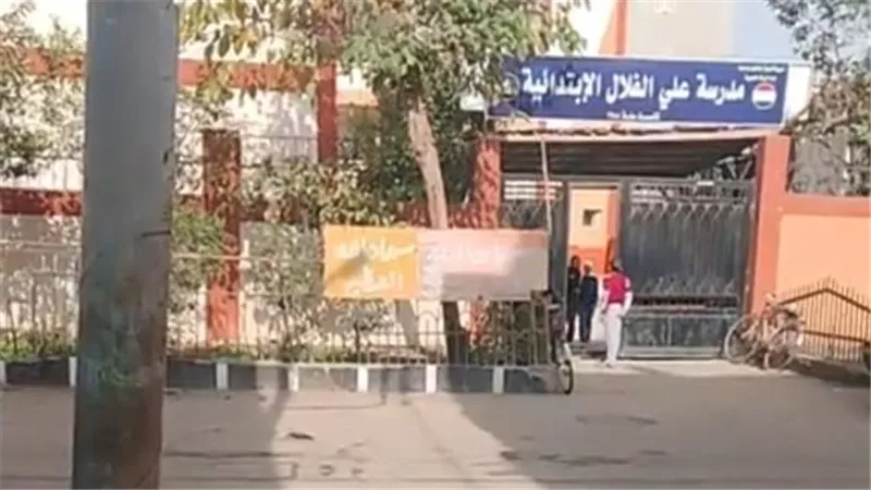 خروج الطلاب من مدارس دمياط عقب انتهاء امتحانات اليوم الأول بانتظام
