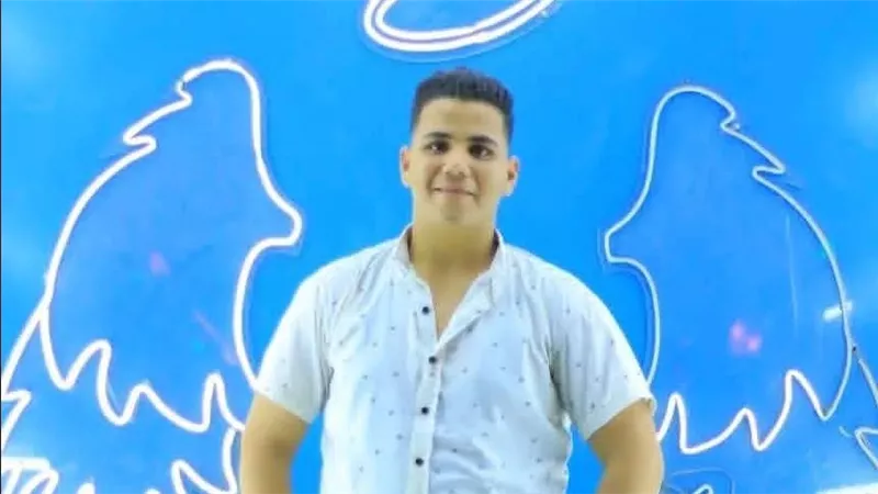 شهيد لقمة العيش.. مصرع عامل بعد انغلاق مكبس حديد عليه بالصف