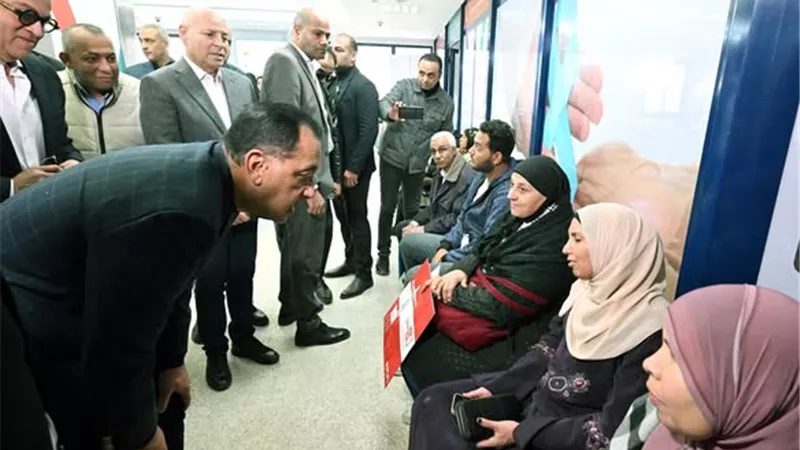 رئيس الوزراء يطمئن من المرضى على جودة الخدمات المقدمة 