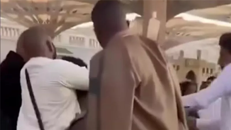 شاب يحاول خنق والده في الحرم المكي اعتقادًا بأن من يموت هناك يدخل الجنة|شاهد