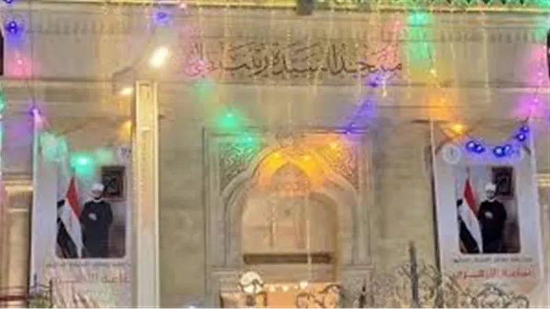 وصلت لكده.. عمرو أديب ينتقد وضع صورة «وزير الأوقاف» على مسجد السيدة زينب
