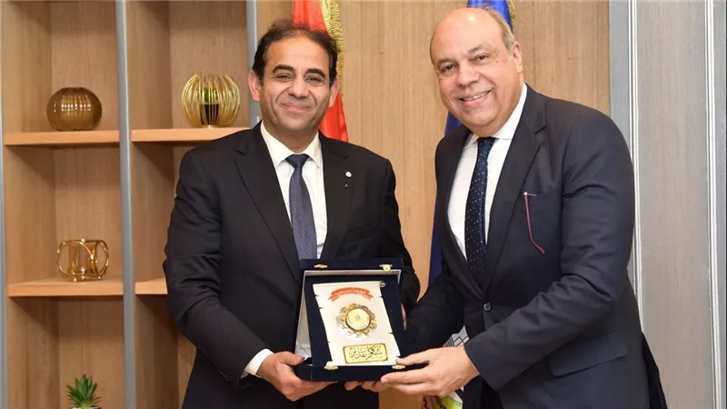  وزير الطيران المدني يشارك في مناقشة رسالة دكتوراه بكلية التجارة جامعة بورسعيد