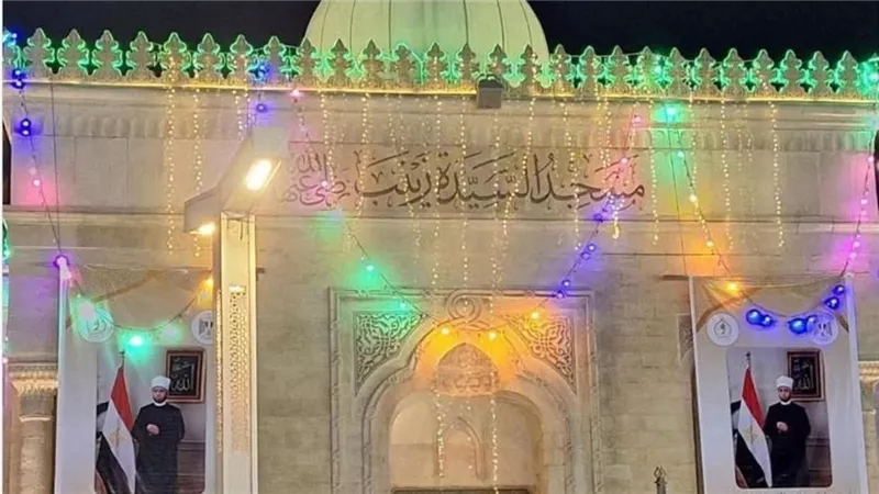 بين الشكل والجوهر.. صور وزير الأوقاف تشعل الجدل على أسوار مسجد السيدة زينب