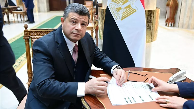 تسليم الأعضاء الجدد لكارنيهات العضوية في مجلس النواب| صور