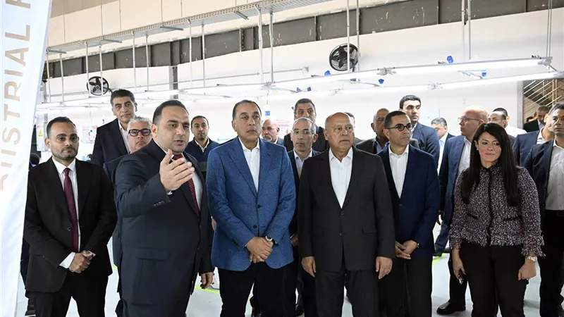 رئيس الوزراء يفتتح مصنع 