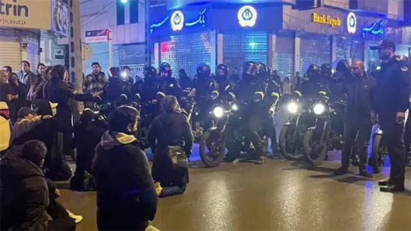 الإنذار الأصفر.. صحيفة عبرية تكشف عن آلية عمل المرشد الإيراني السرية 