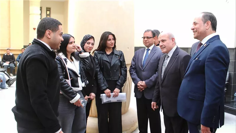 رئيس هيئة النيابة الإدارية يتفقد إجراءات سحب وتقديم الملفات للمتقدمين