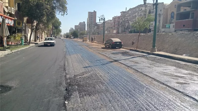 محافظ أسيوط: رصف شارع الجلاء بحي شرق يصل لمراحل متقدمة لتعزيز الحركة المرورية